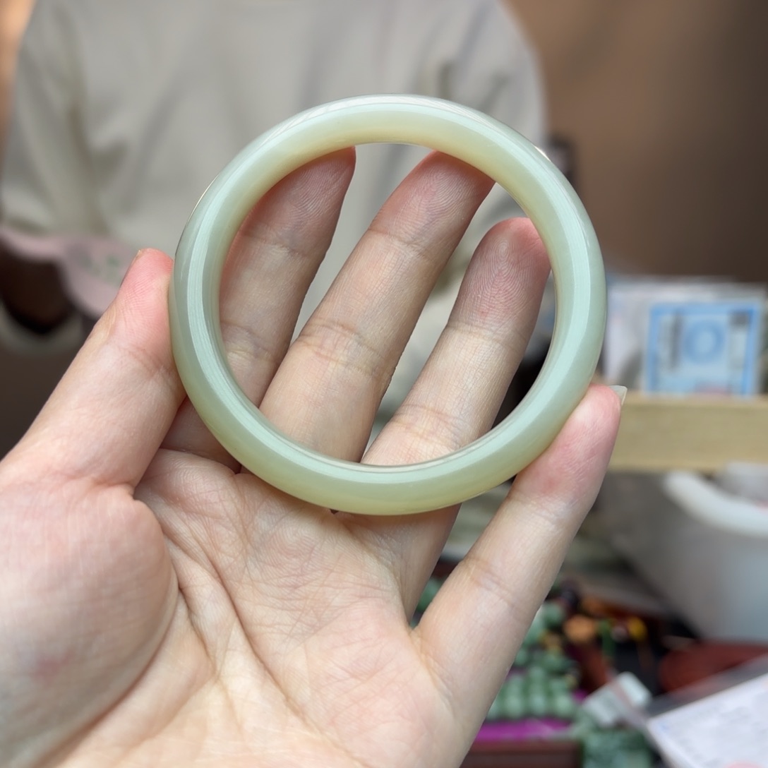 和田玉手镯未镶嵌55.56