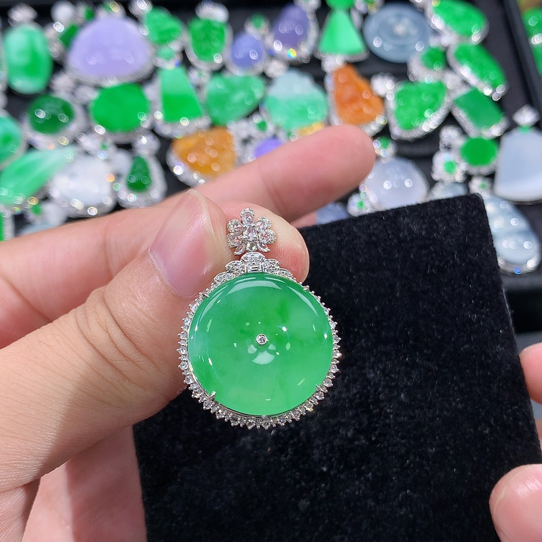 翡翠18K金镶嵌颈饰