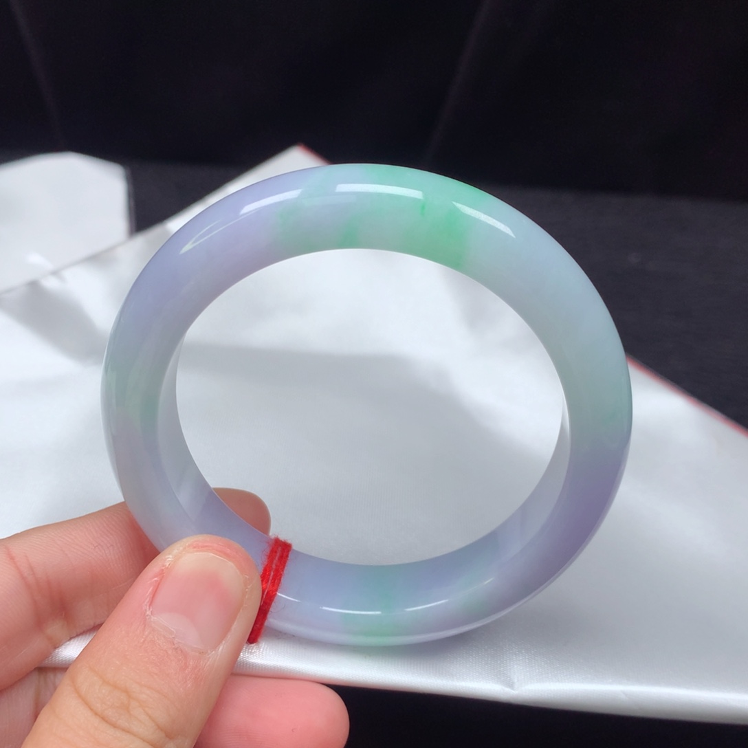 翡翠手镯未镶嵌柠*。