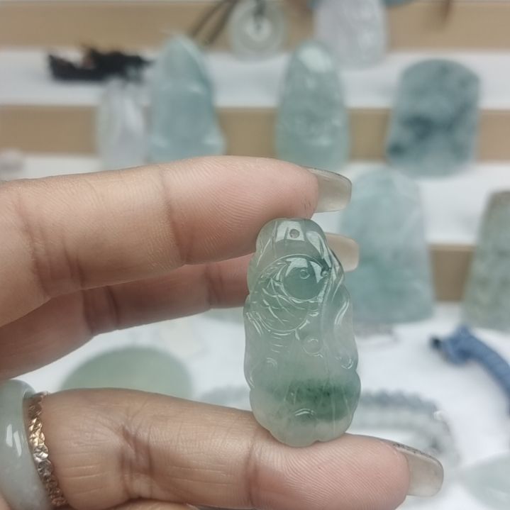 翡翠颈饰未镶嵌天然面料a或荷花鱼。