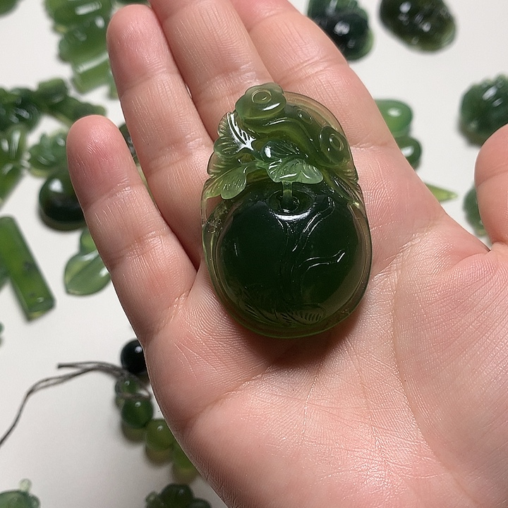 少***）蛇纹石玉未镶嵌颈饰