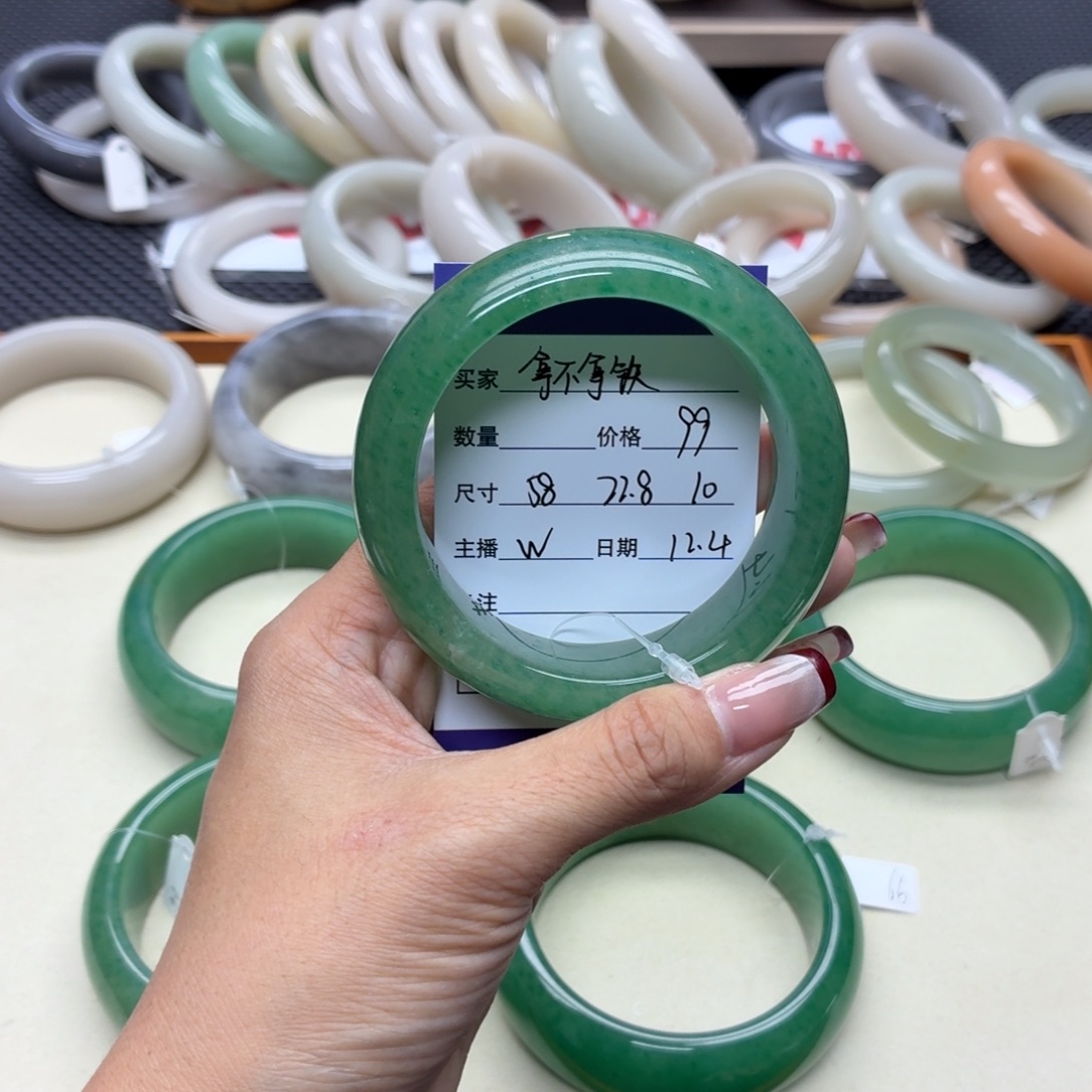 拿***️石英质玉未镶嵌手镯