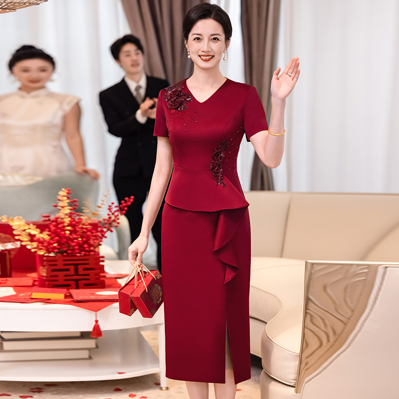 高端轻奢气质年轻喜妈妈婚宴装2025新款婆婆喜服参加婚礼裙子洋气