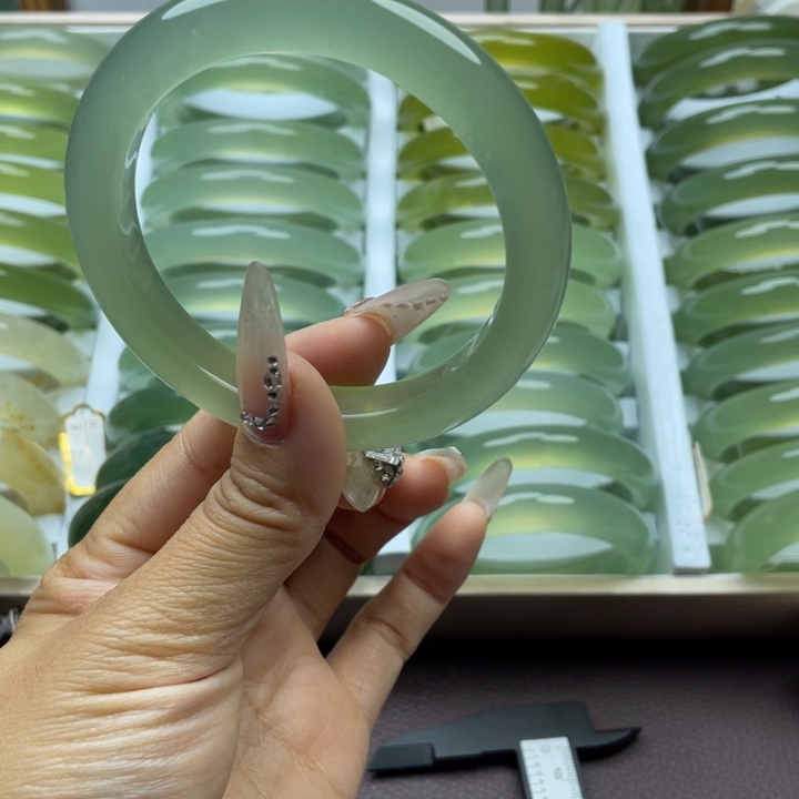 壁***仞未镶嵌蛇纹石玉手镯