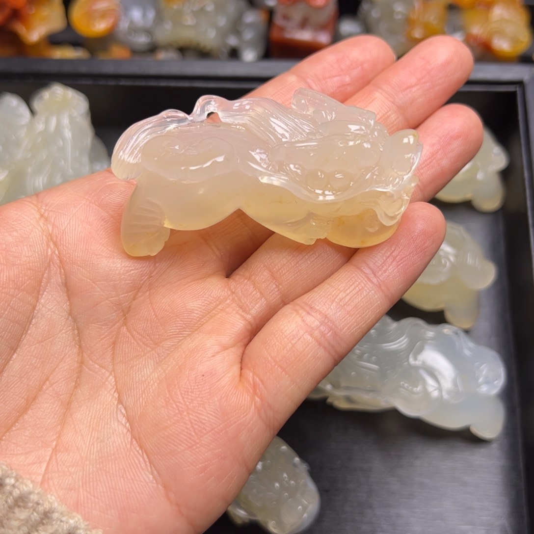 石英质玉（黄龙玉）颈饰未镶嵌熊*?