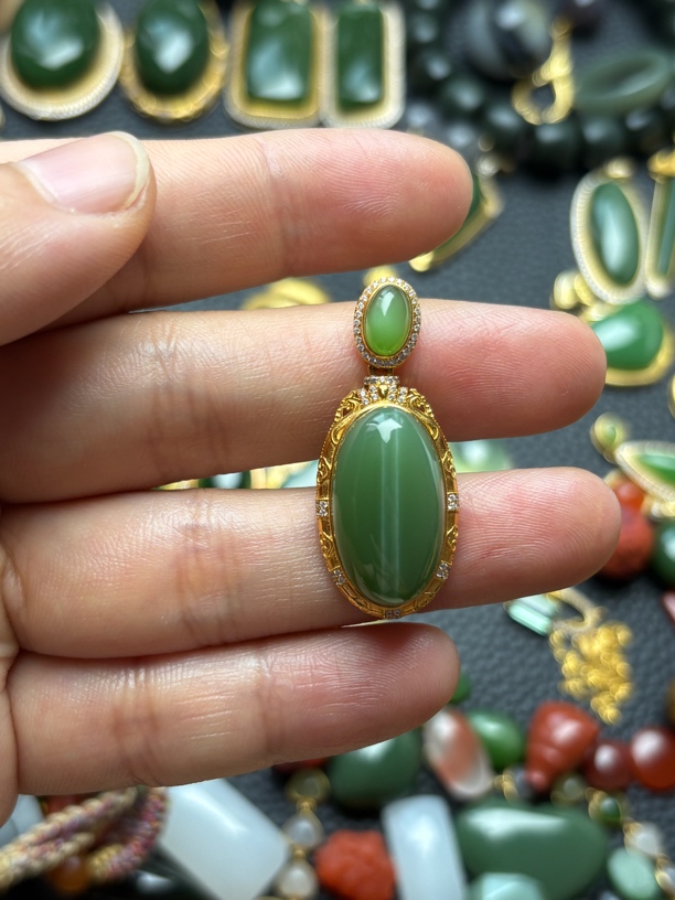 和田玉18k金镶嵌吊坠