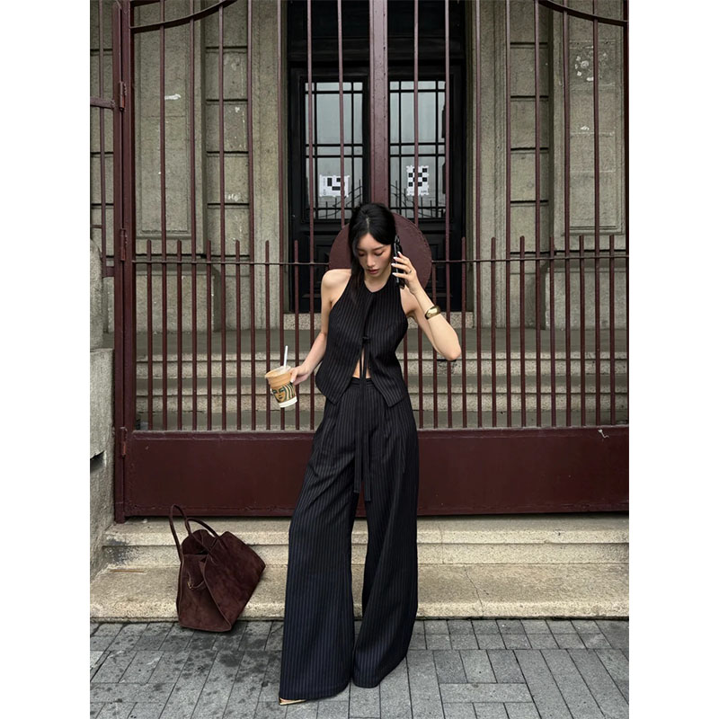 韩系高智感穿搭新款休闲百搭设计感露背条纹挂脖上衣高腰直筒裤女