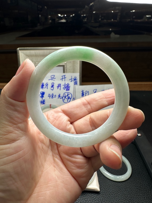 天然翡翠手镯果绿圆条50-51-52