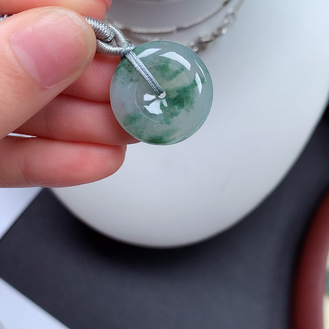 翡翠颈饰未镶嵌平安扣