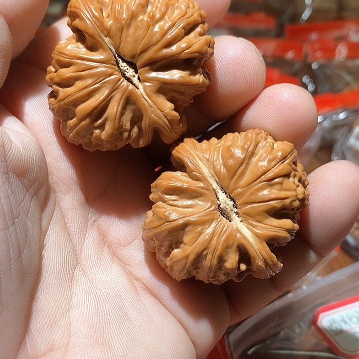 文玩核桃吊坠山****计白狮子