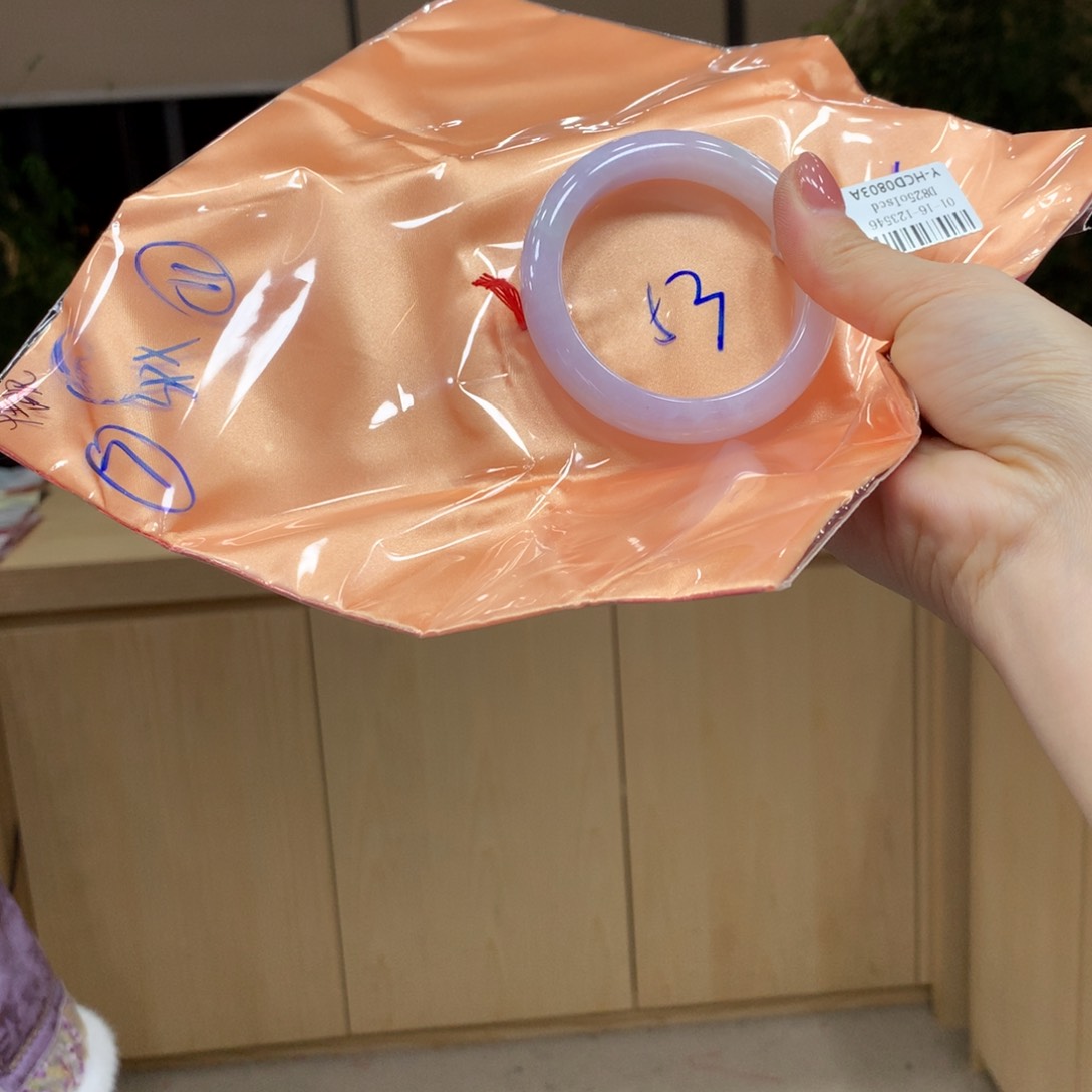 翡翠手镯未镶嵌不退不换