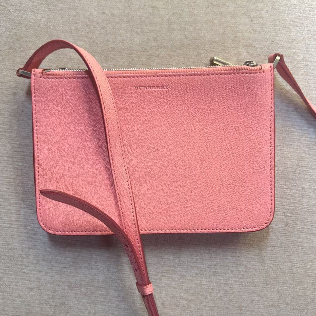 99新 BURBERRY/博柏利 XR/巴宝莉粉色斜挎包