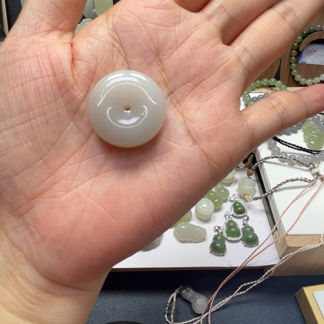 咸***蛋和田玉未镶嵌颈饰