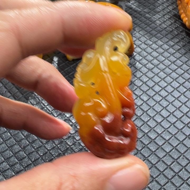 石英质玉（黄龙玉）颈饰未镶嵌