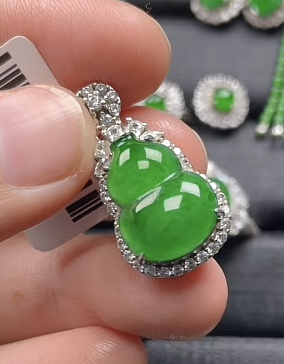 A货翡翠925银镶嵌吊坠