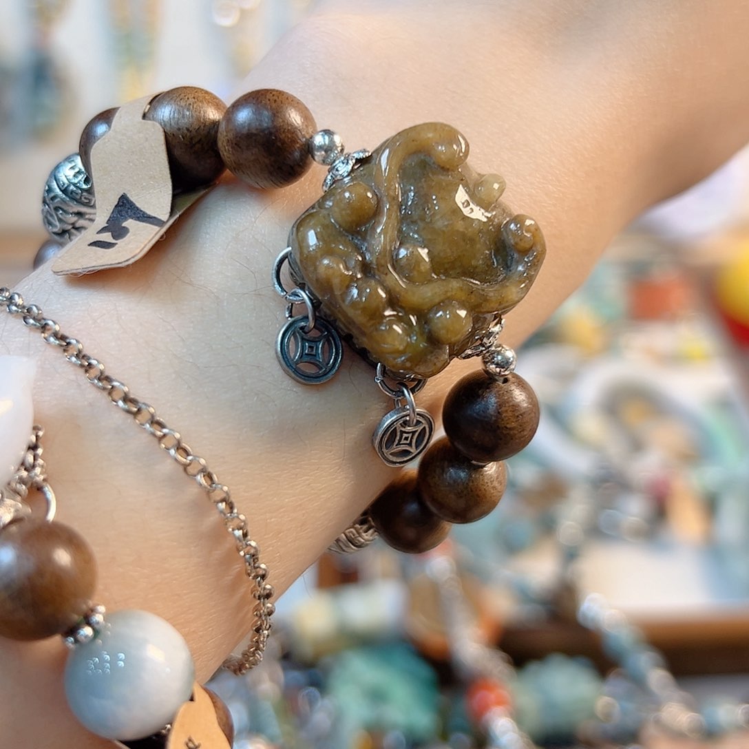 翡翠手链未镶嵌清****?