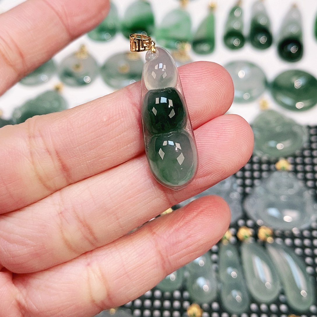 翡翠颈饰18K金镶嵌万***?吊坠