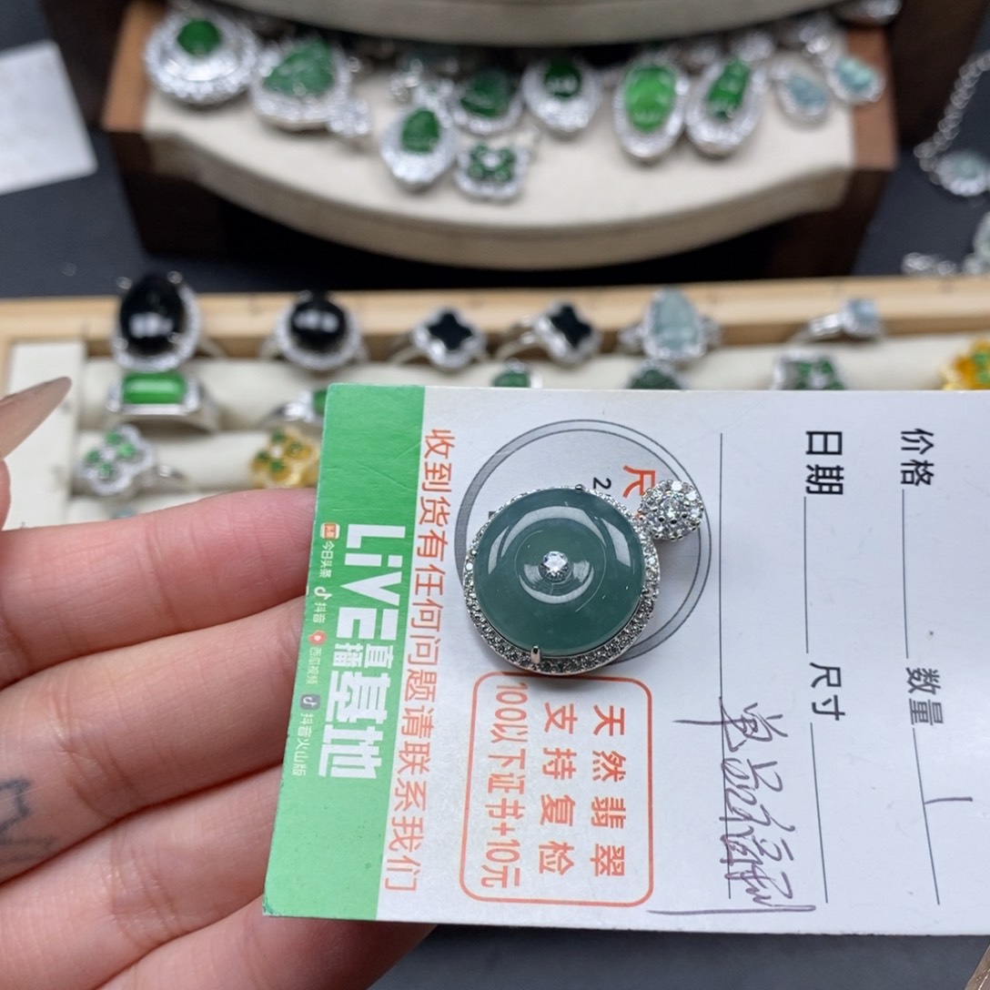 翡翠颈饰未镶嵌翡翠