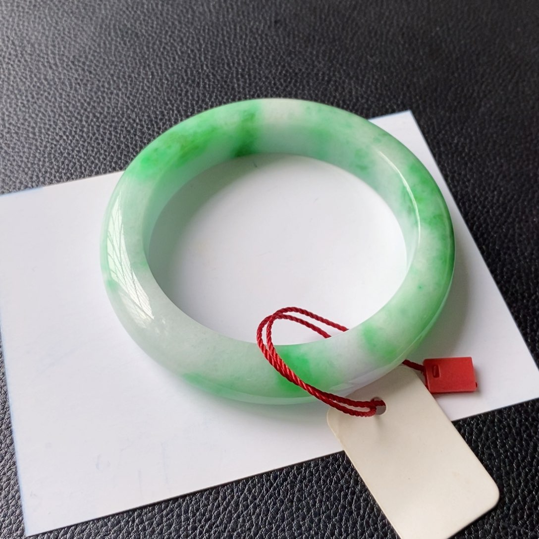 翡翠手镯未镶嵌番**了11111111111111