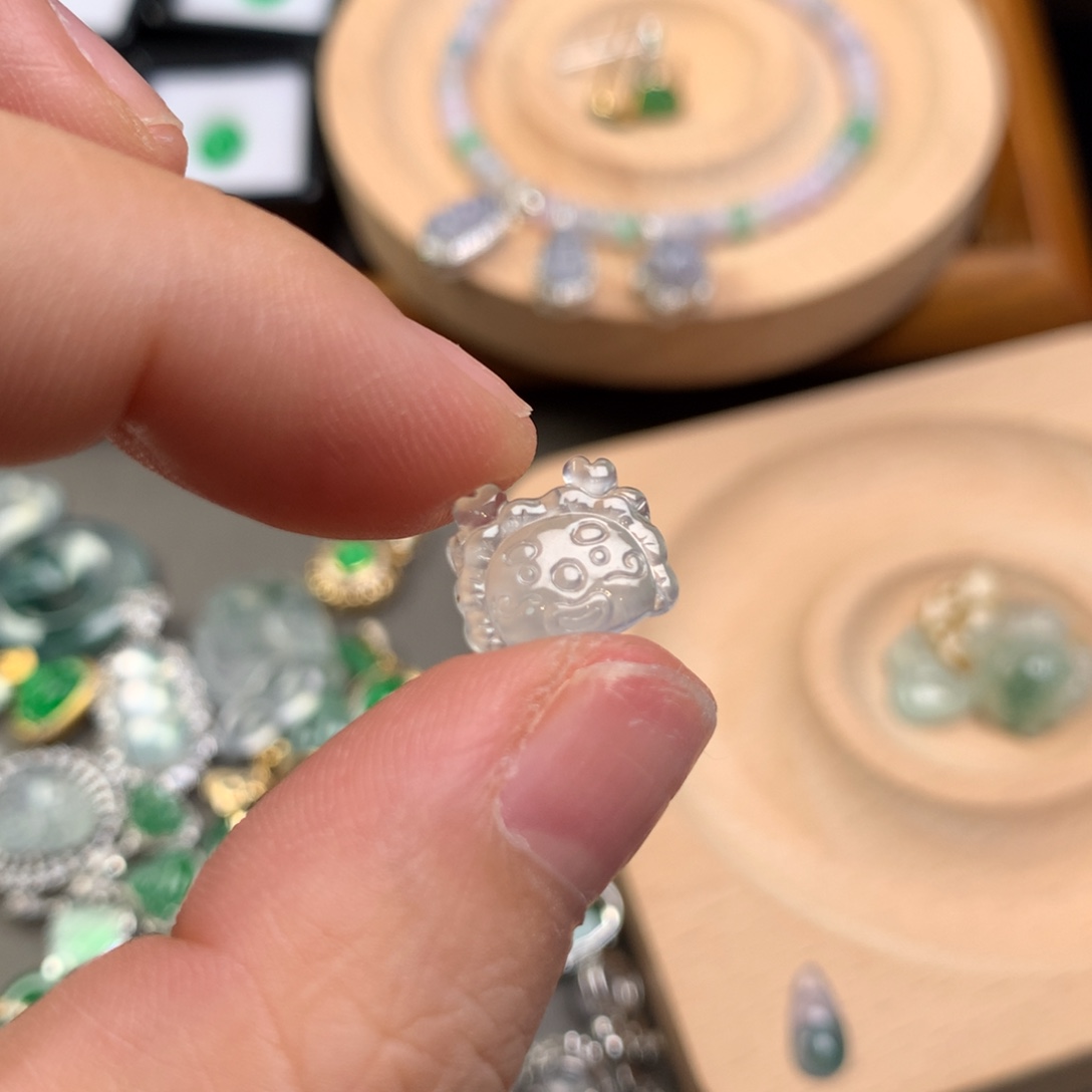 翡翠未镶嵌颈饰龙