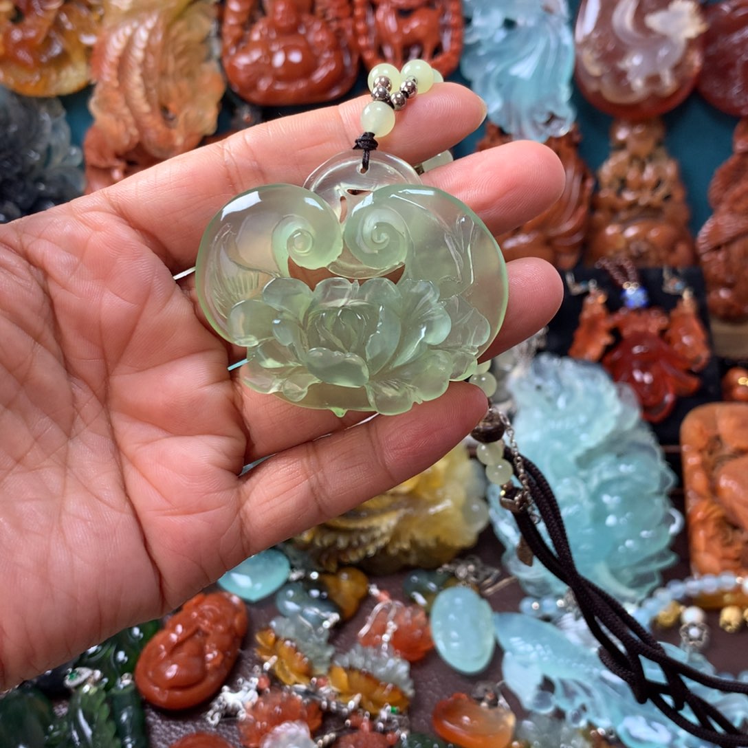 蛇纹石玉挂坠未镶嵌