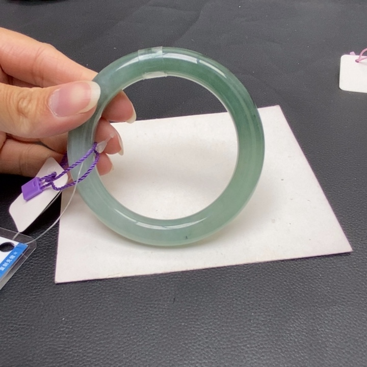 翡翠手镯未镶嵌运***的56圆条