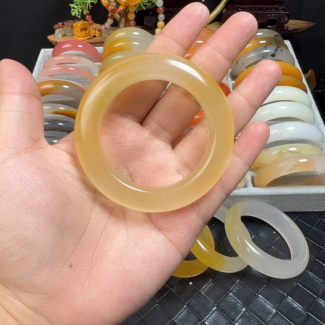 尔***。石英质玉（黄龙玉）未镶嵌手镯