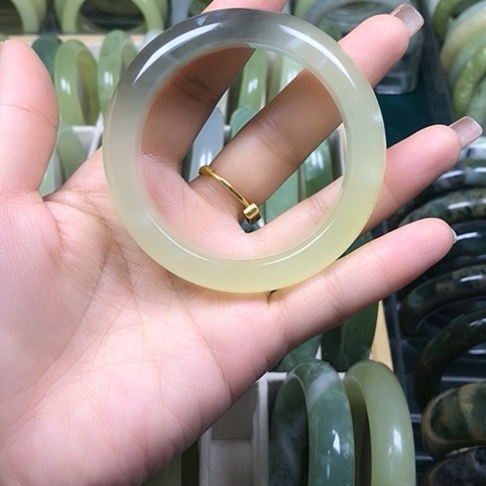 巫***猫蛇纹石玉未镶嵌手镯