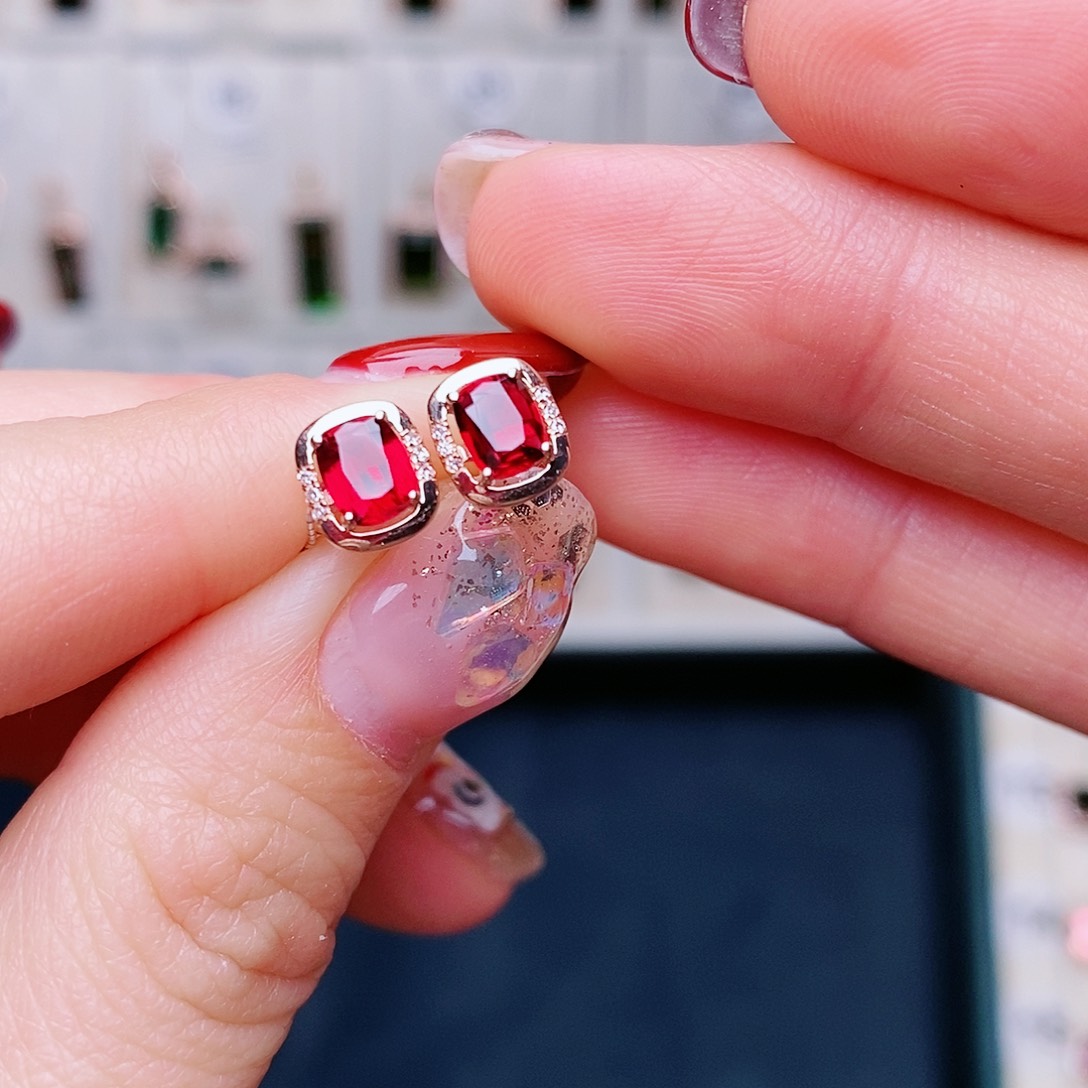 红色碧玺耳钉18K金镶嵌