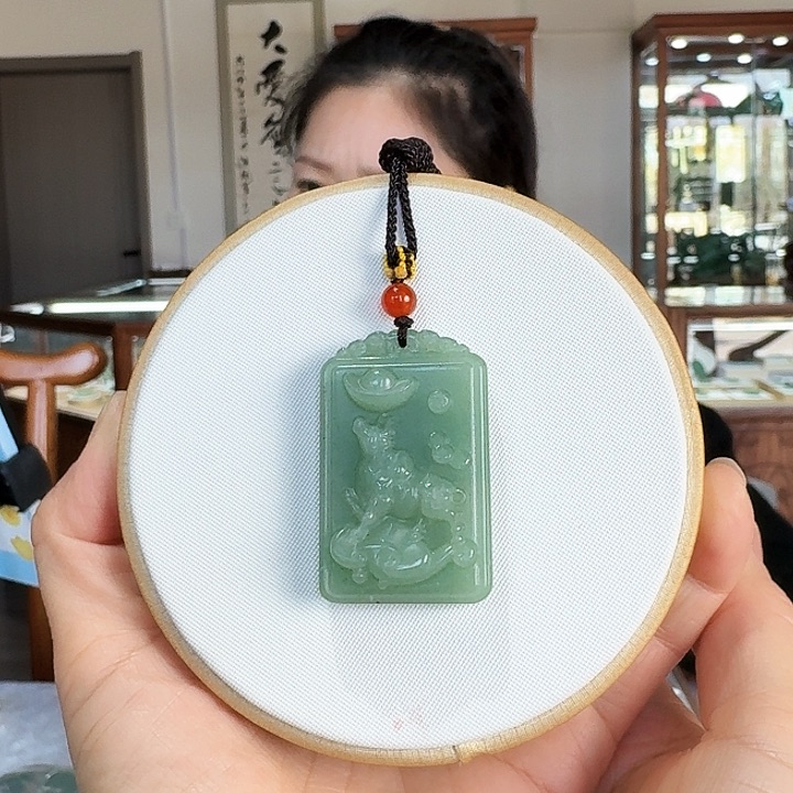 密玉（石英质玉）吊坠合金牛