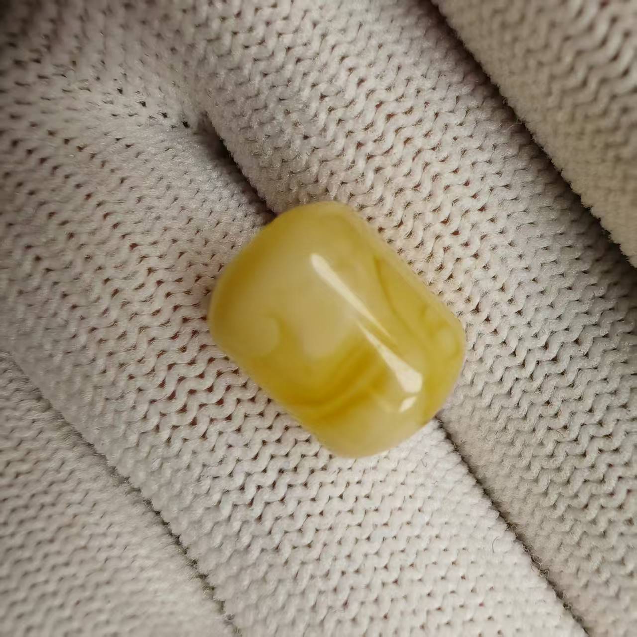 尺寸12*10mm左右蜜蜡桶珠一颗多样性发货《小鱼文玩》835号