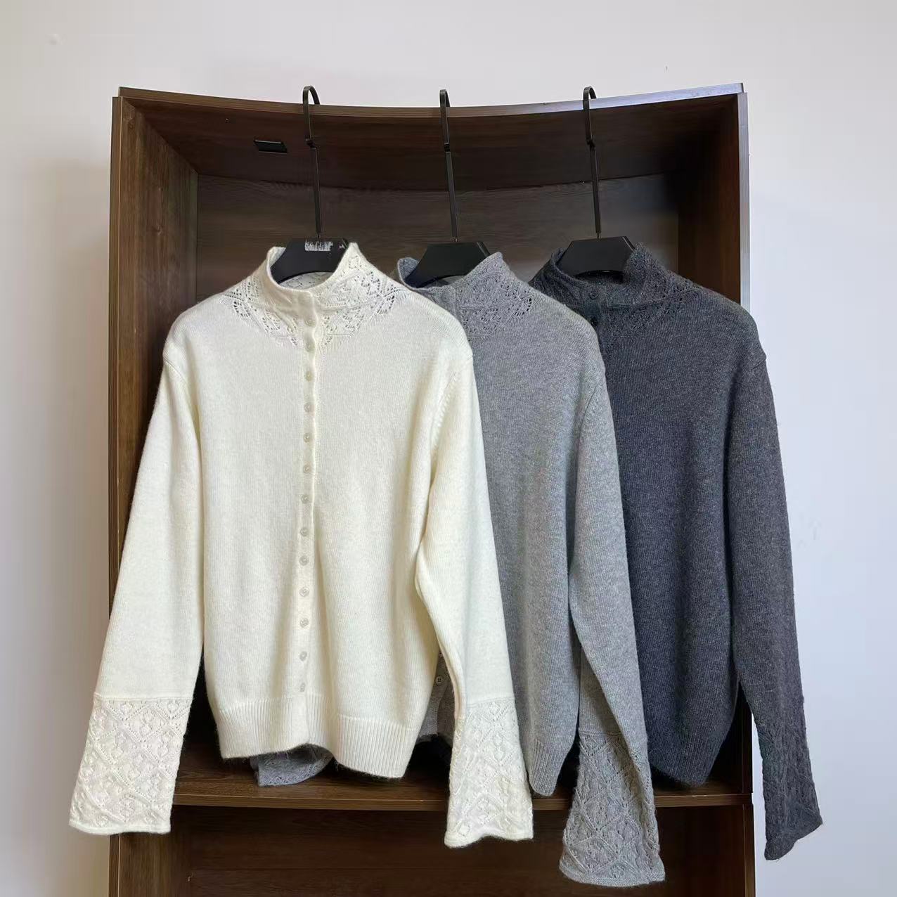 高领钩花重工毛衣