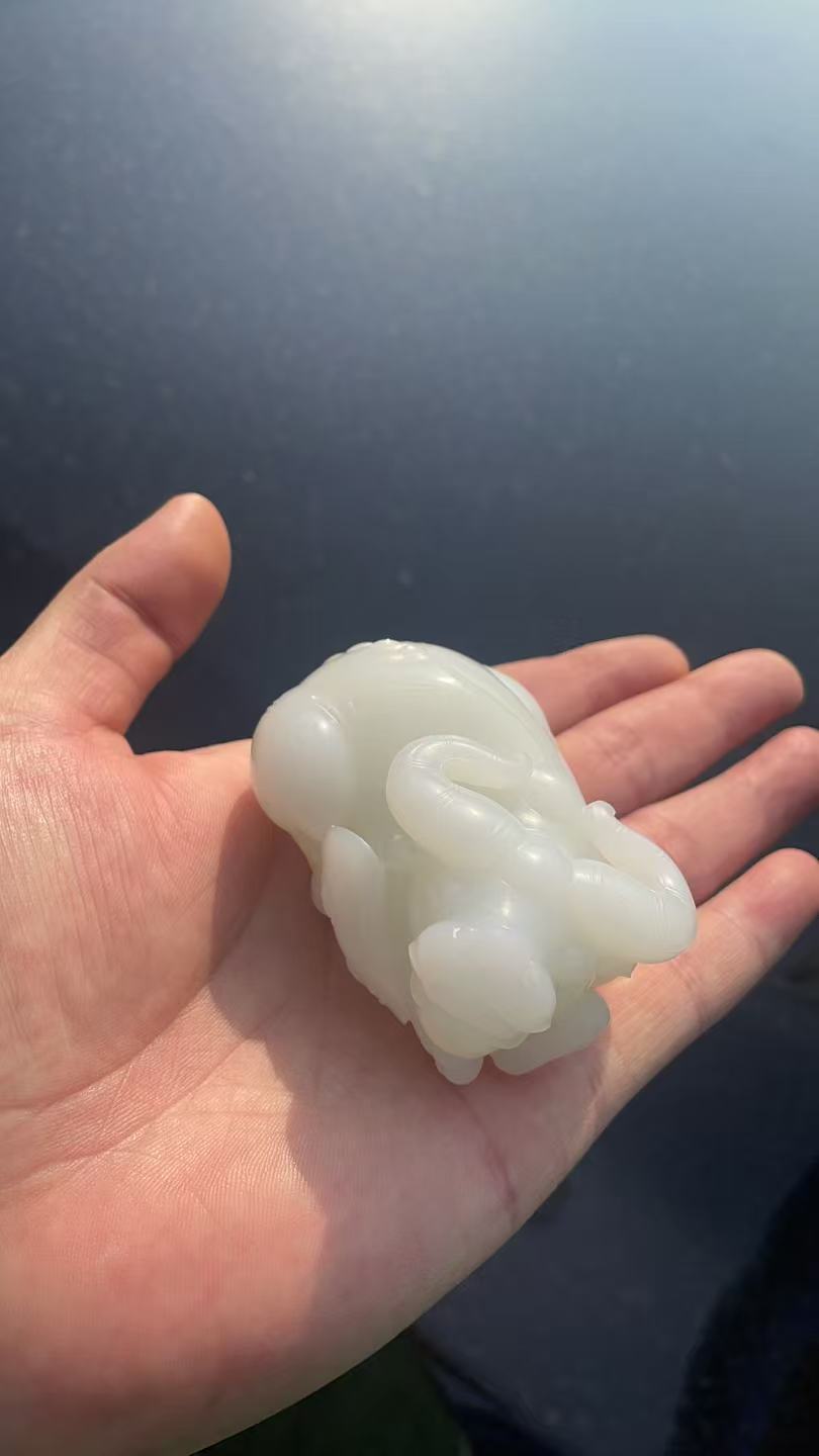 和田玉牛转乾坤手把件