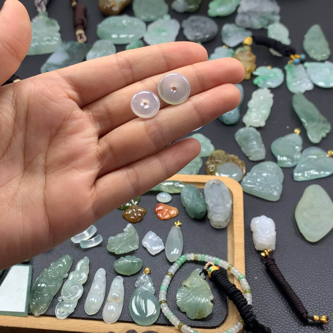 翡翠颈饰未镶嵌平安扣