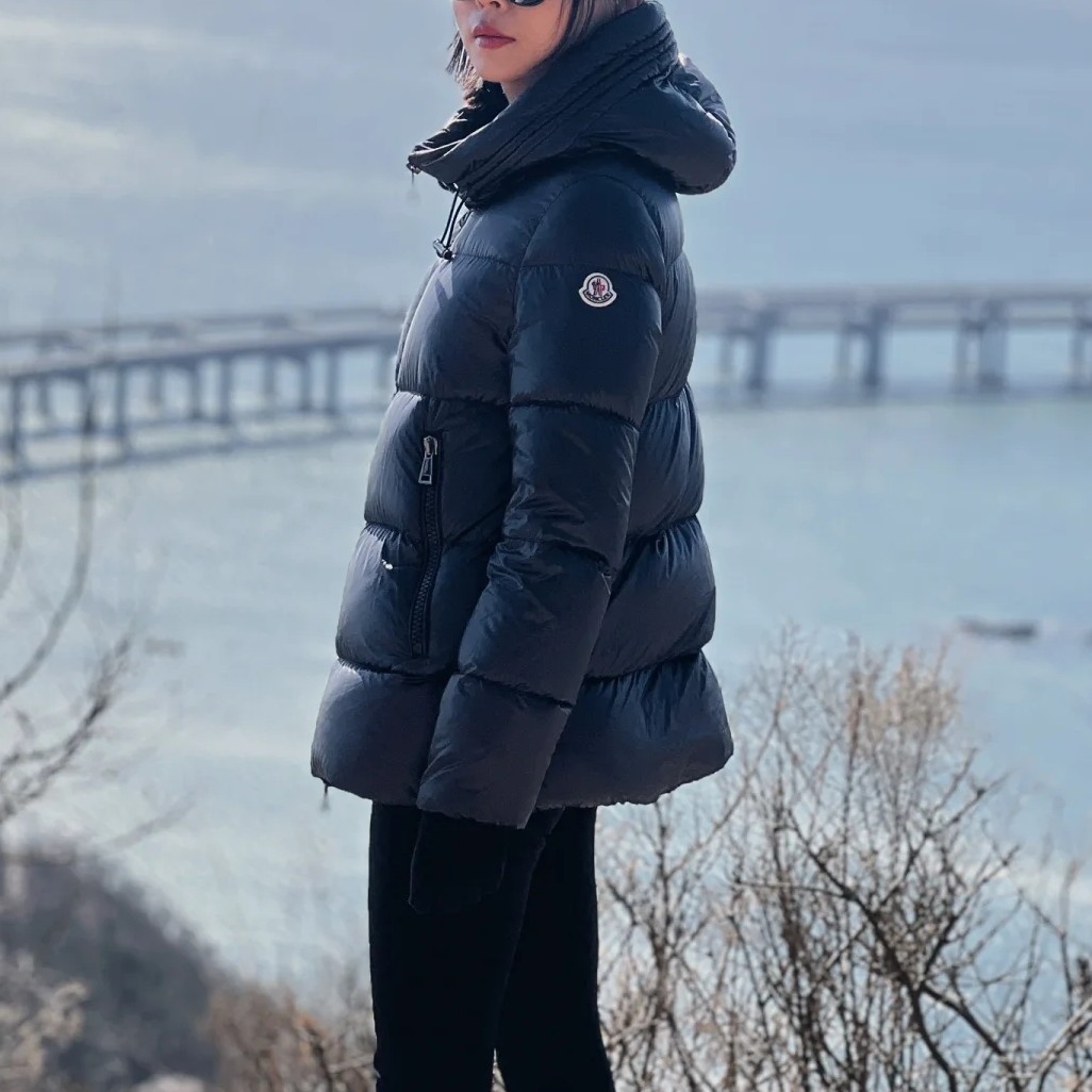 99新 MONCLER Y3305 99新 MONCLER 黑色亮面羽绒 0码