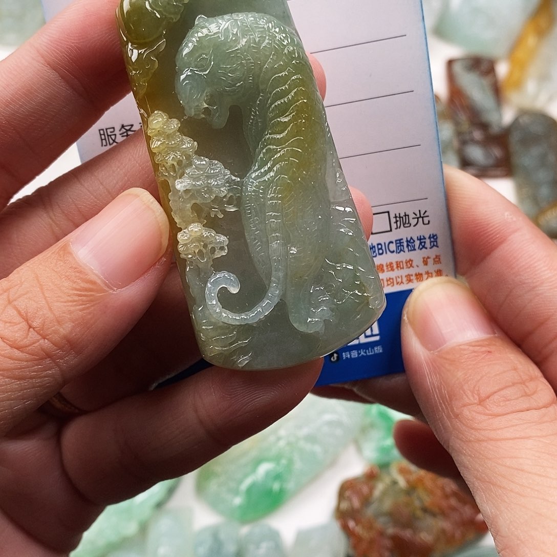 翡翠未镶嵌颈饰虎