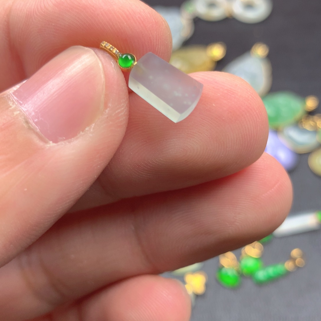 【闪购商品】颈饰18K金镶嵌翡翠翡翠