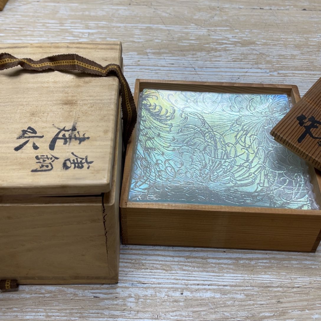 瓷片吃*密密麻麻地排列着