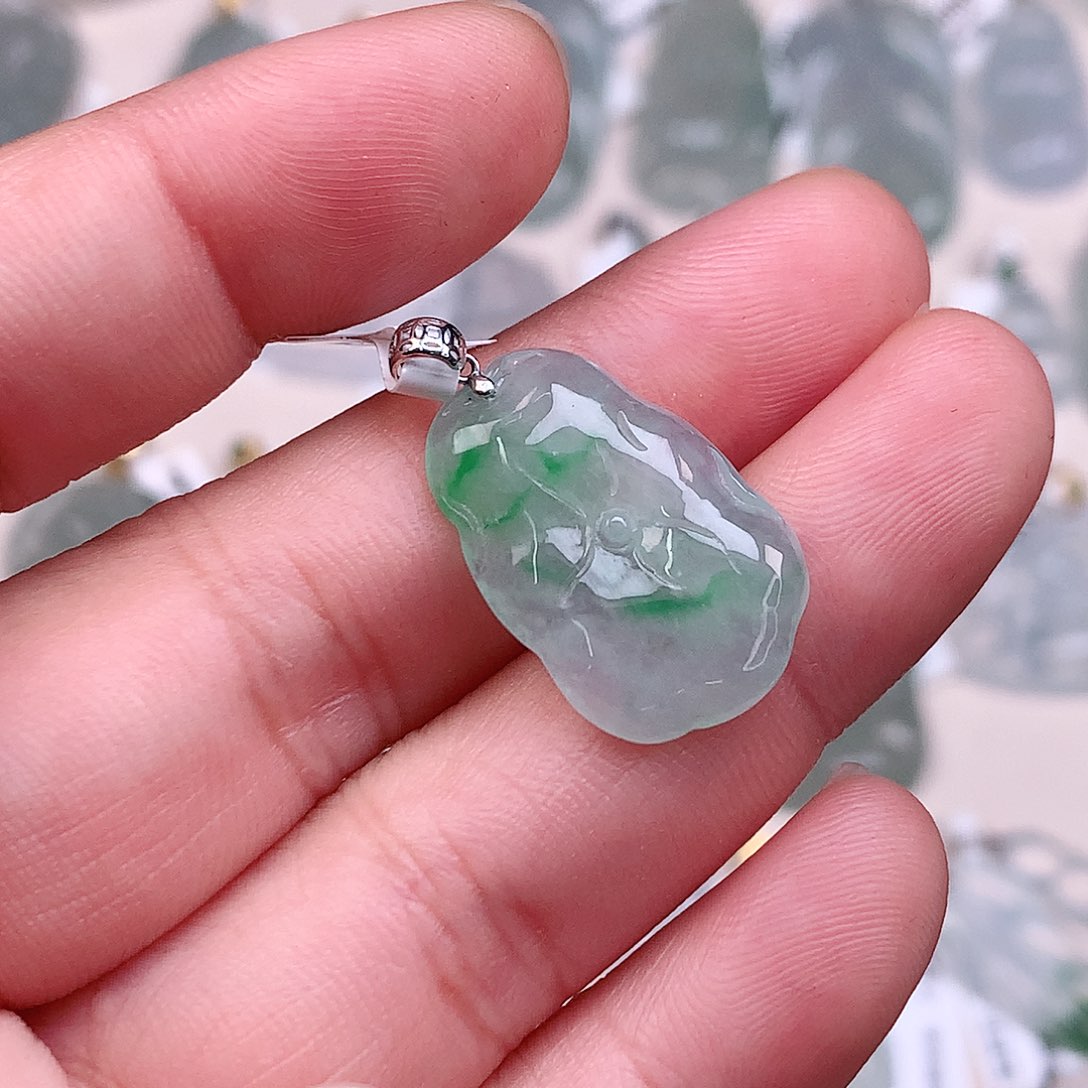 翡翠颈饰18K金镶嵌冰胶飘绿荷叶