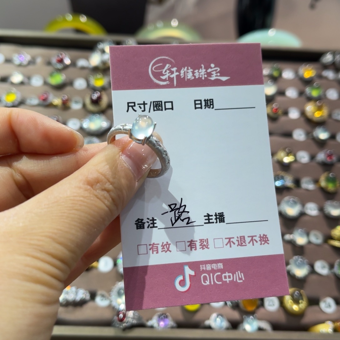 蛇纹石玉手镯未镶嵌一**花手镯