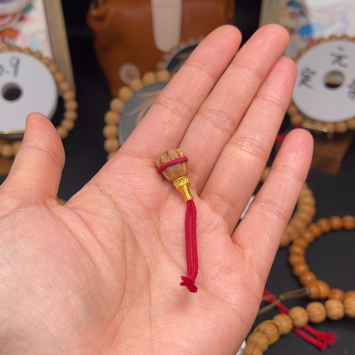 清***雨手串桃核三通一个…….