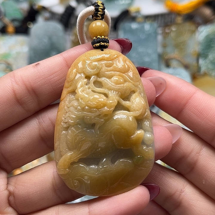 翡翠未镶嵌颈饰麒麟