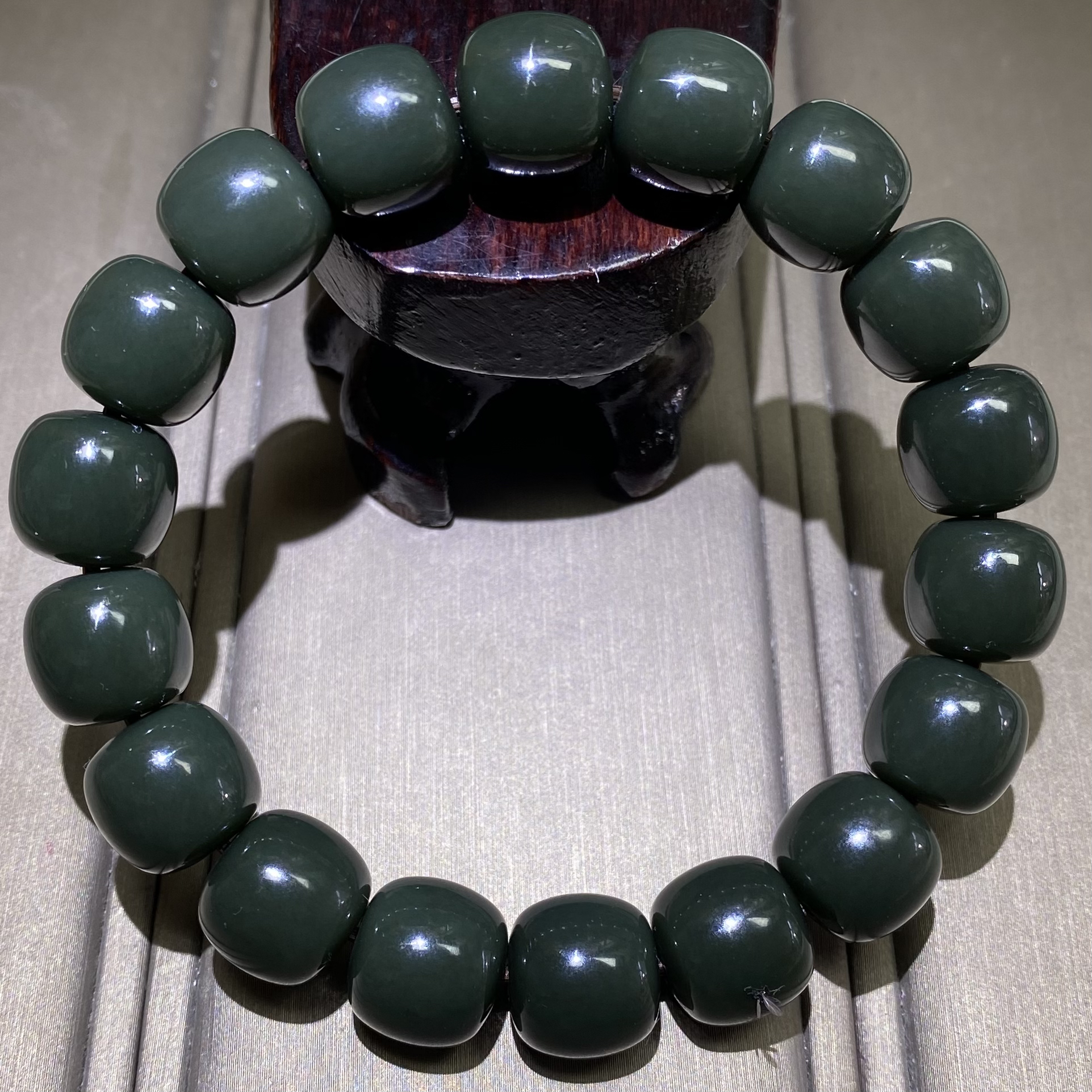 天然和田玉12mm老型沙枣青塔青玉手串青海格尔木油润细腻结构特细