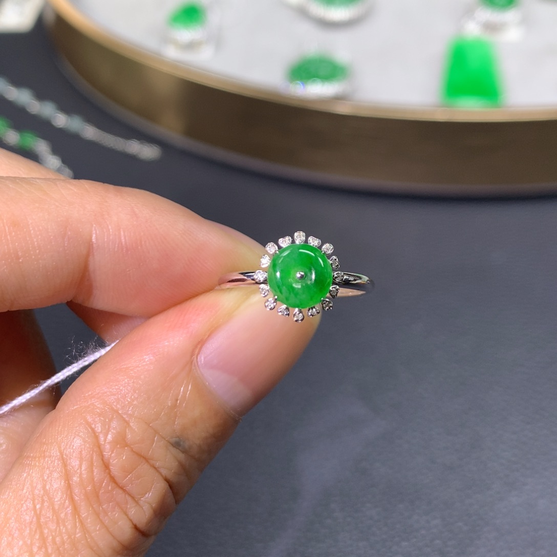 翡翠戒指18K金镶嵌翡翠