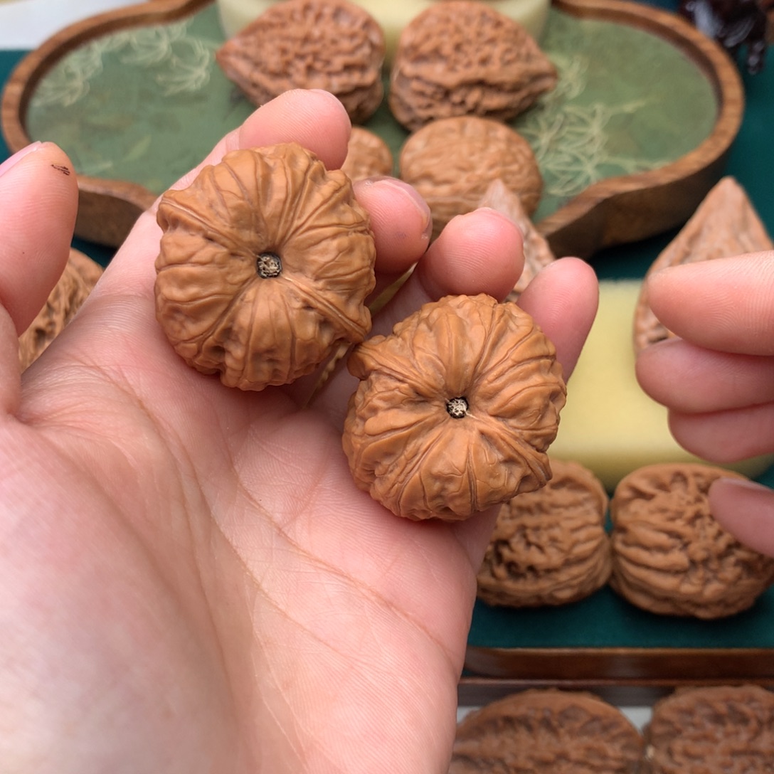 文玩核桃把件玄龙凹底35