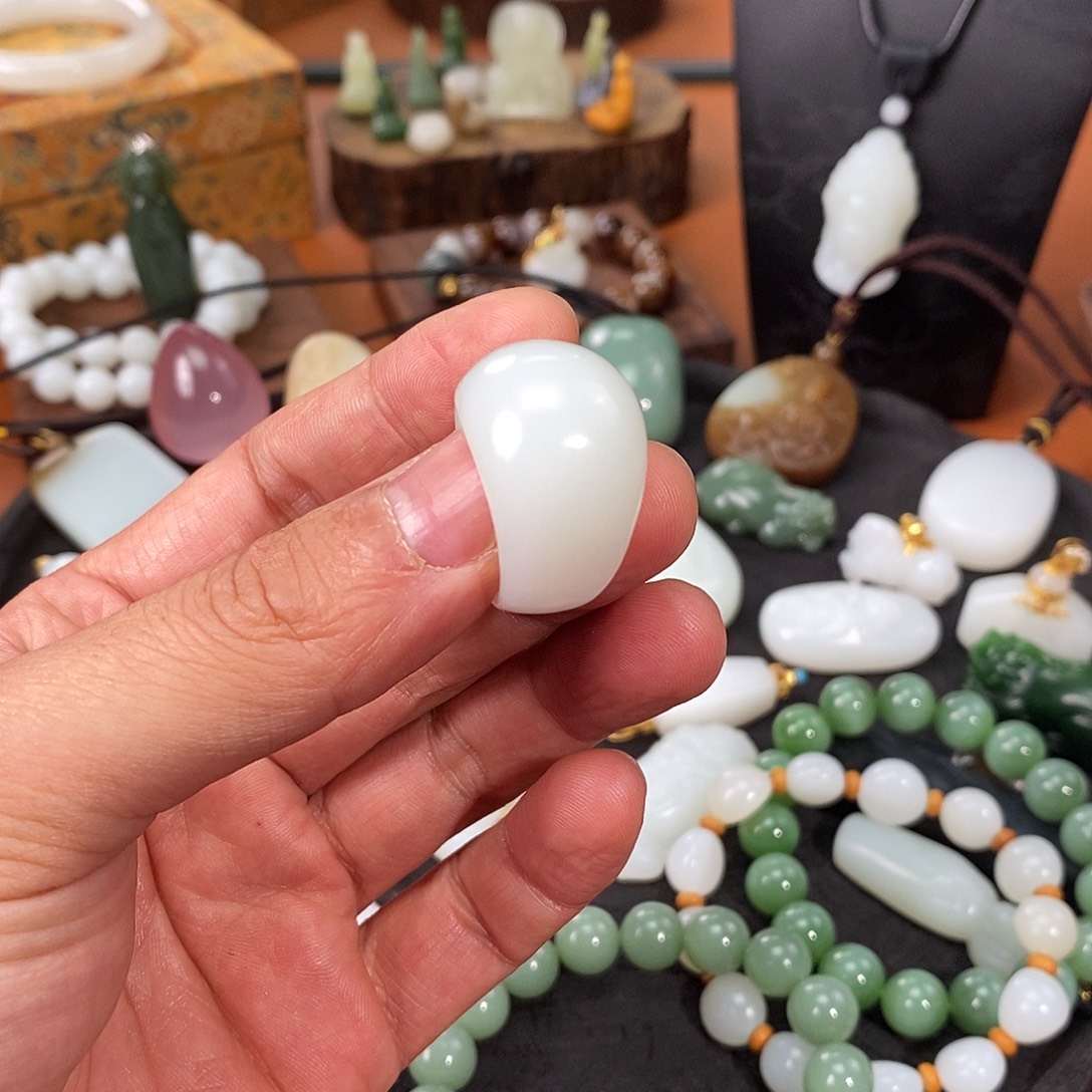 馨***宝和田玉未镶嵌戒指