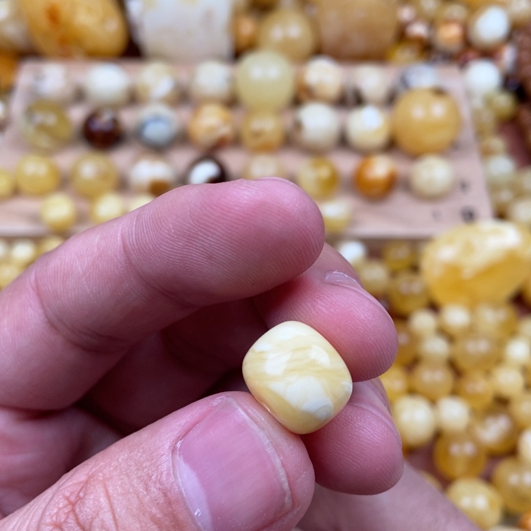 蜜蜡裸石未镶嵌L*°蜜蜡