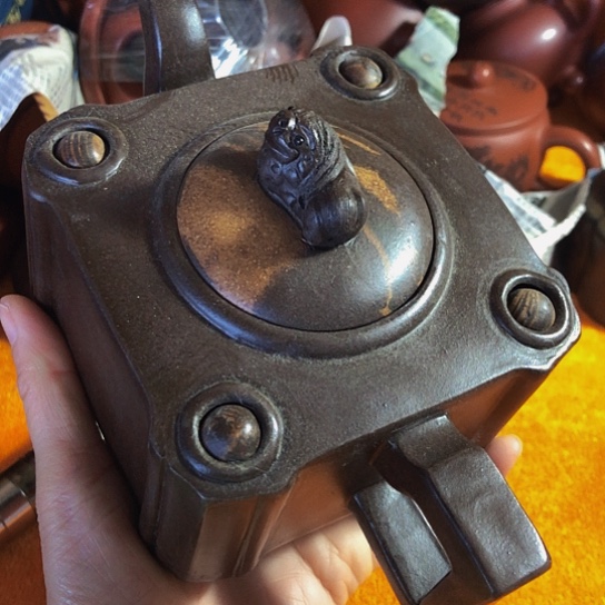 紫砂茶壶原矿泥料手工制作的紫砂壶。