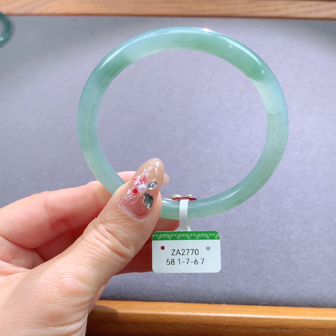 翡翠手镯未镶嵌天然翡翠手镯