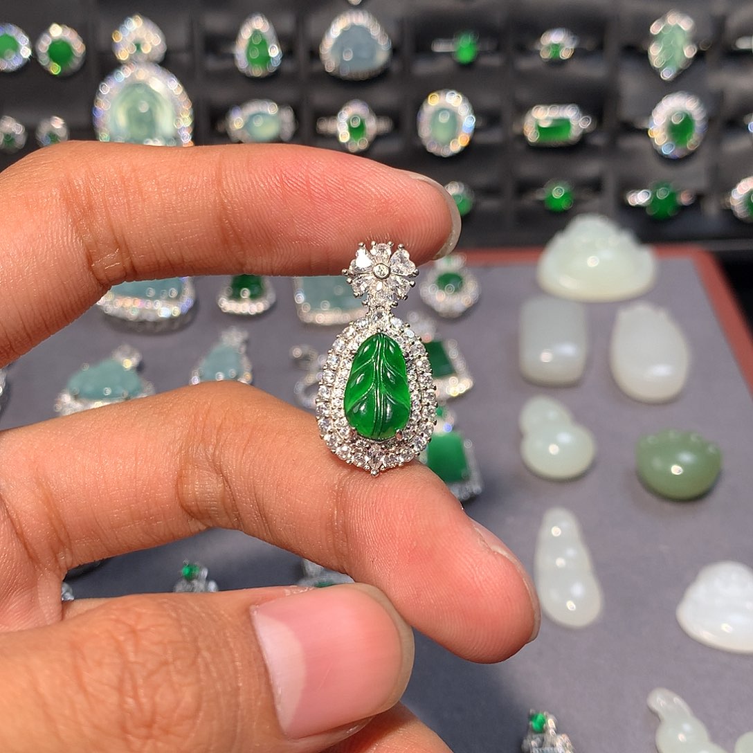 翡翠未镶嵌吊坠(不含链)